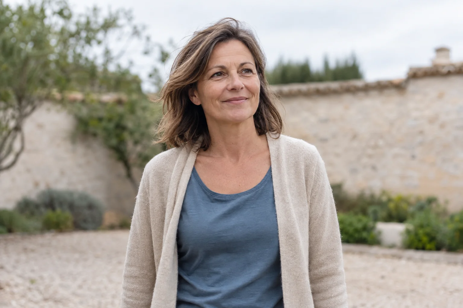 Femme adulte se promenant dans une cour de jardin
